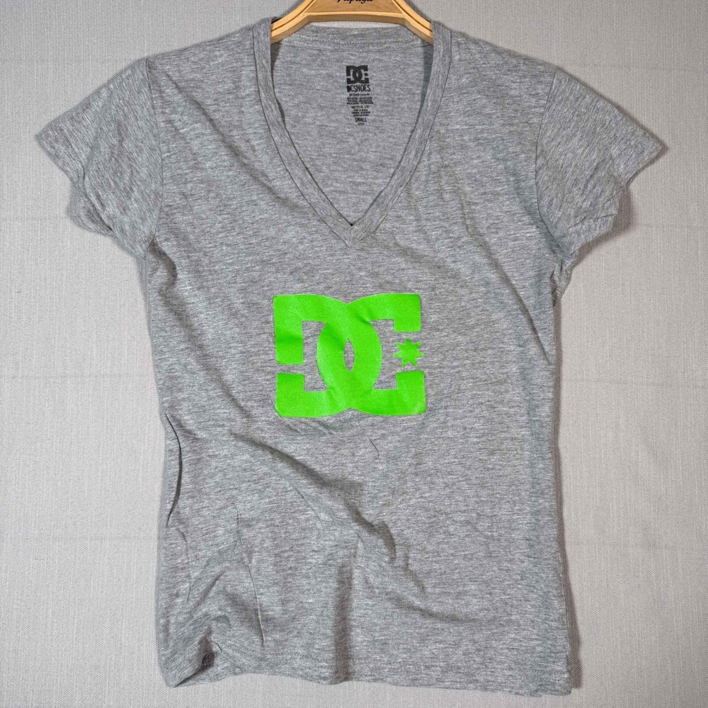 DC Shoes Womens Grey Neon Green Logo V-Neck Graphic Tee Small Skate Streetwear